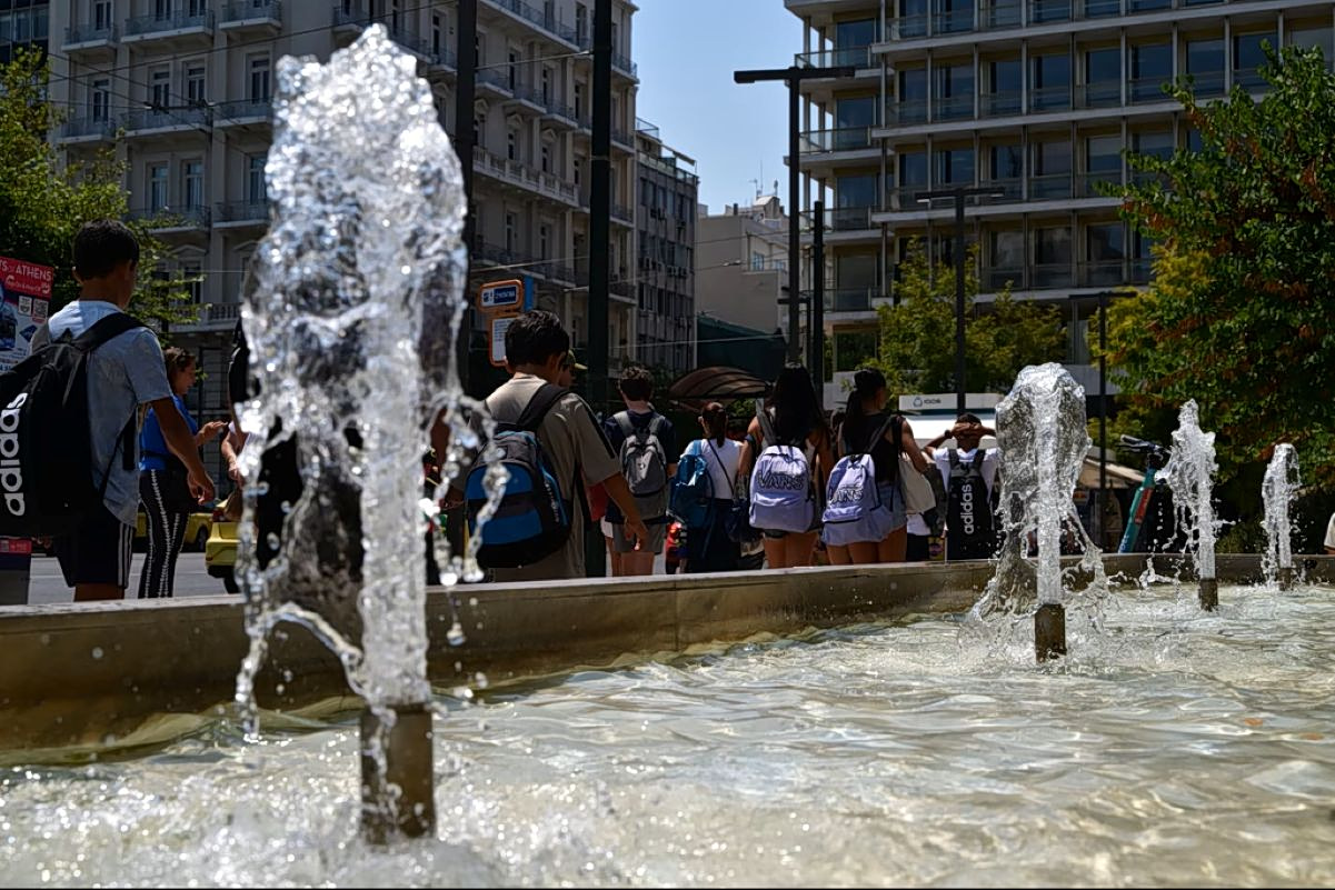 Greece Faces First Major Heatwave of the Year as Temperatures Approach 43°C