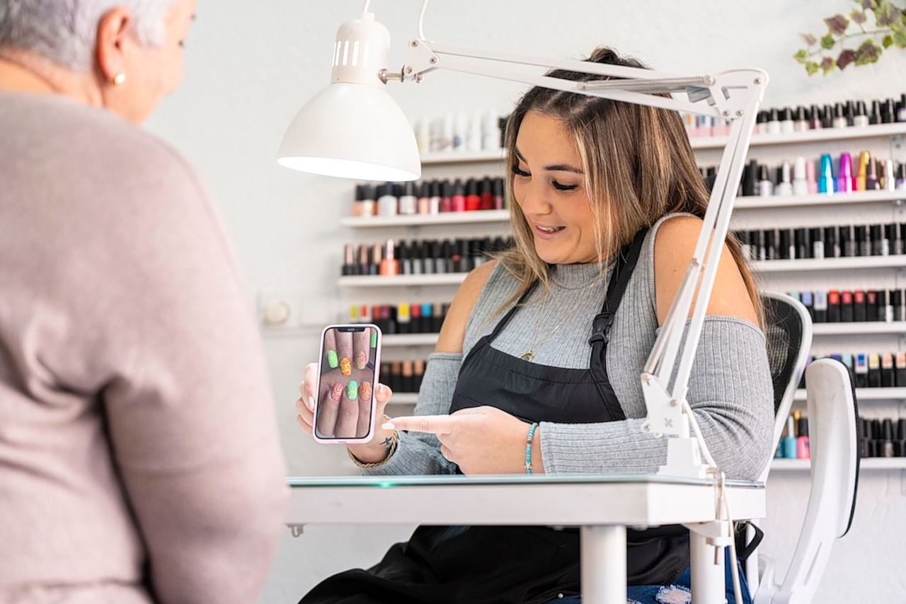 Beauty Bookings Boom as Greeks Prepare for Summer Holidays