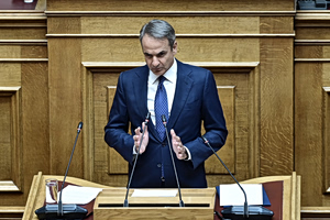 Mitsotakis and Androulakis Clash as Constitutional Debate Escalates
