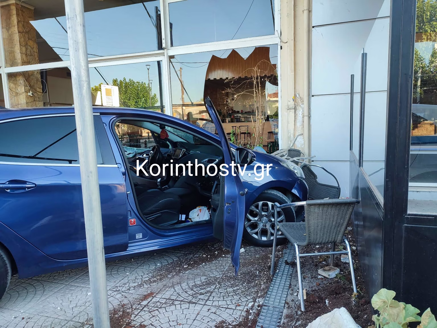 Car Crashes Into Cafe in Corinthia, Causing Damage