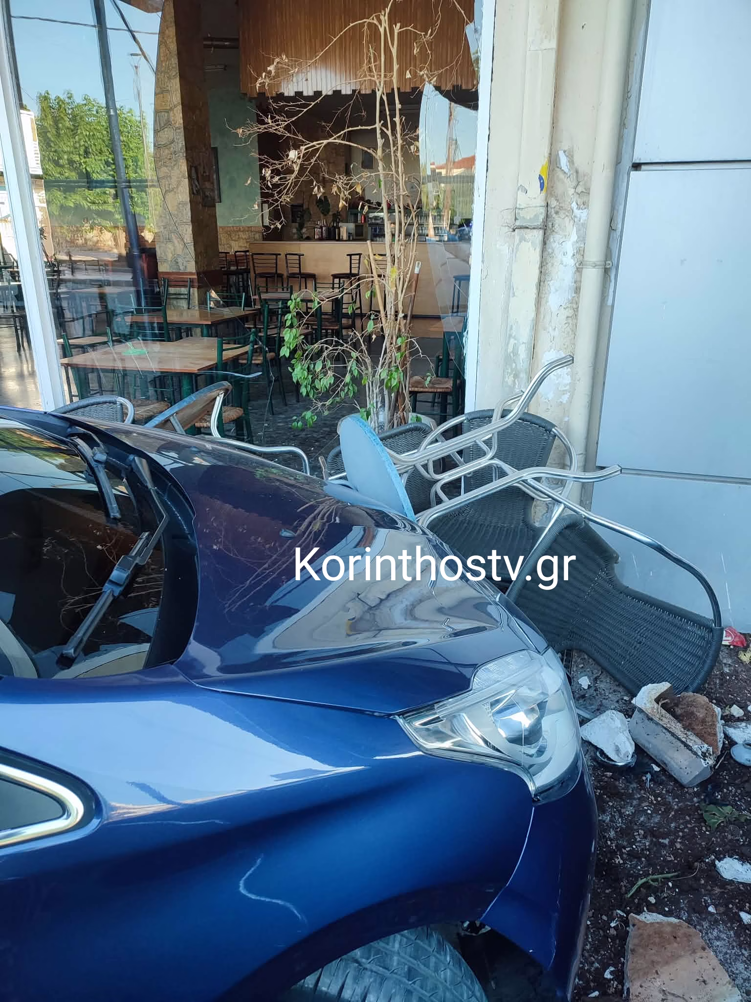 Car Crashes Into Cafe in Corinthia, Causing Damage