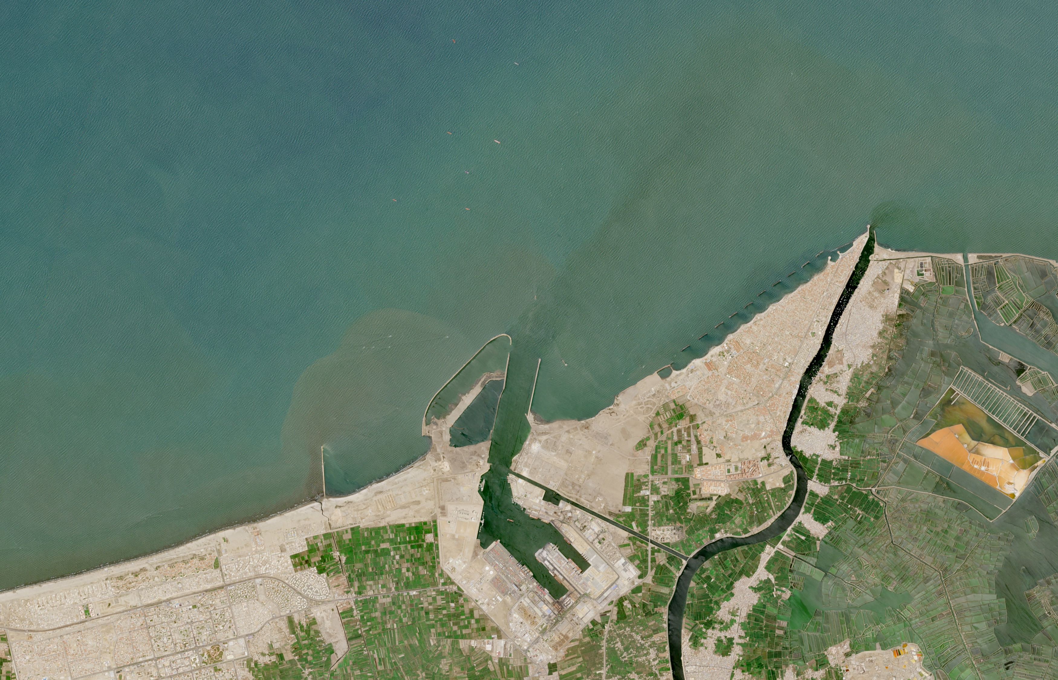 Iran’s Araqchi Calls Egypt’s Security ‘Paramount’ After Port Attack