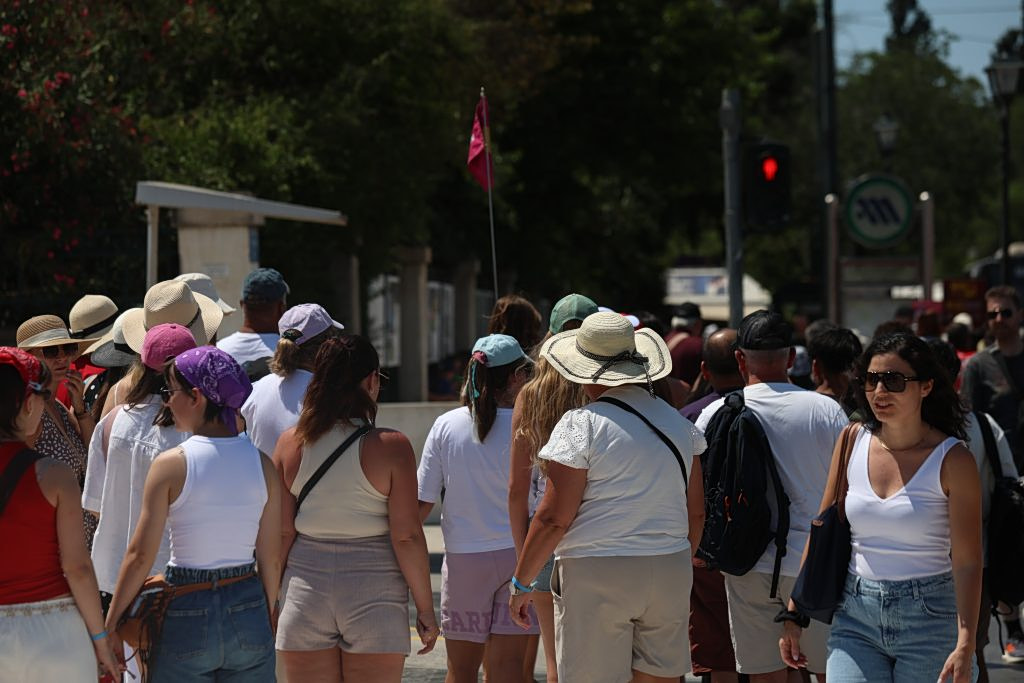 Greece Weather Heat Persists as Strong Aegean Winds Blow