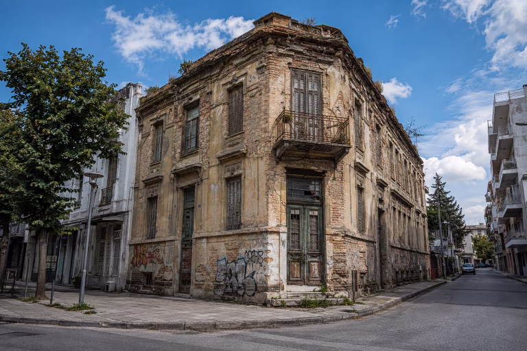 Volos Has More Than 100 Abandoned Buildings, Engineers Say