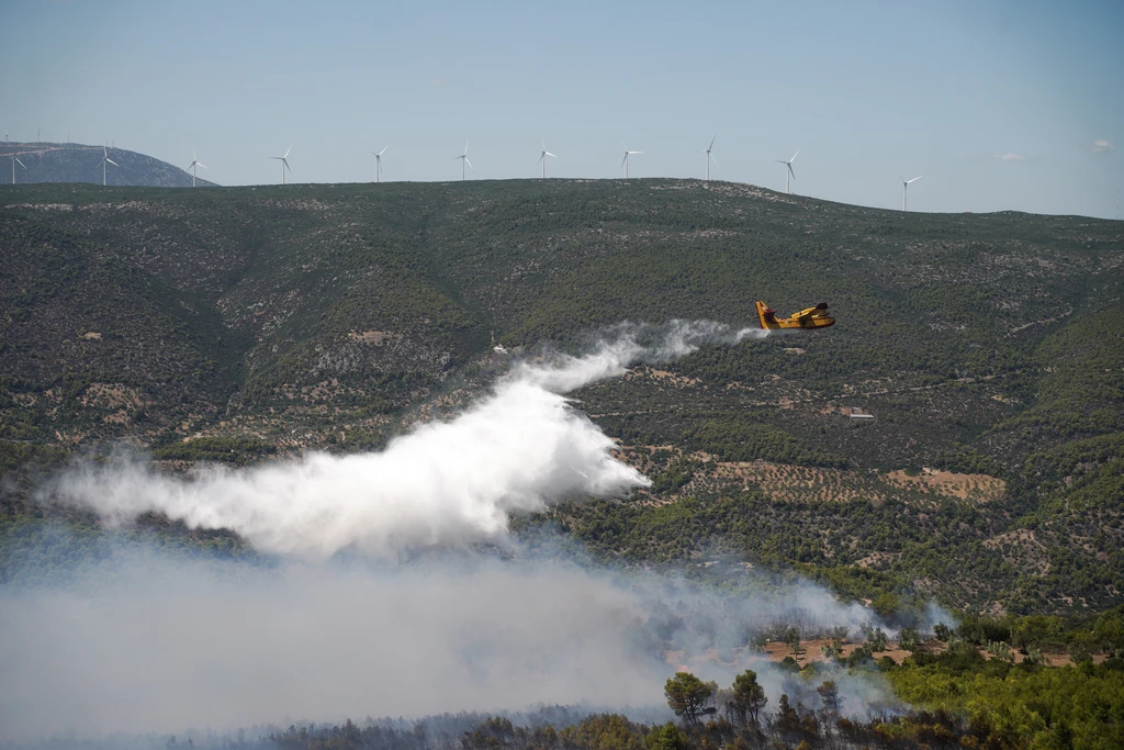 Canadair 515 Fireghting Aircraft Coming to Greeve (video)