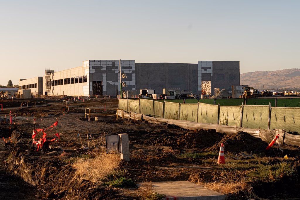 How Amazon Built a Data Center in a California Town Without Anyone Noticing