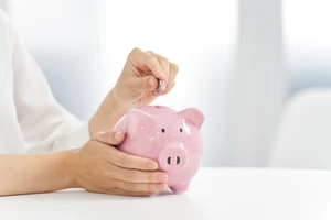 Why Greek Households Struggle to Save Despite Rising Deposits