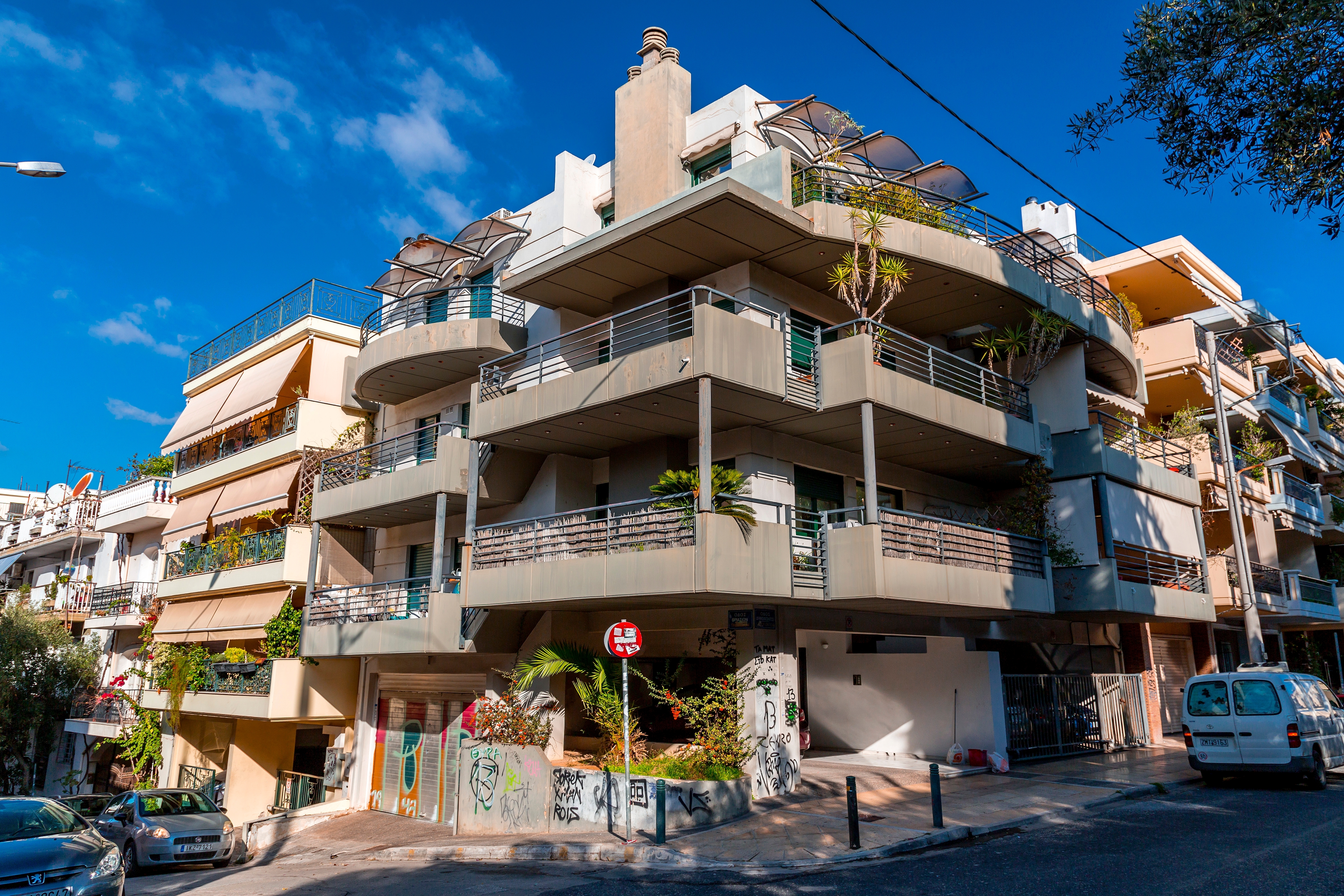 Tree Breaks Toddler’s Fall From First-Floor Balcony