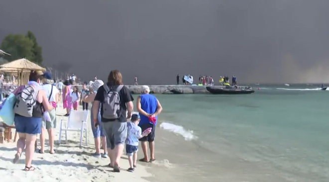 Sea Evacuation Underway as Blaze Threatens Siviri, in Halkidiki (Vid)