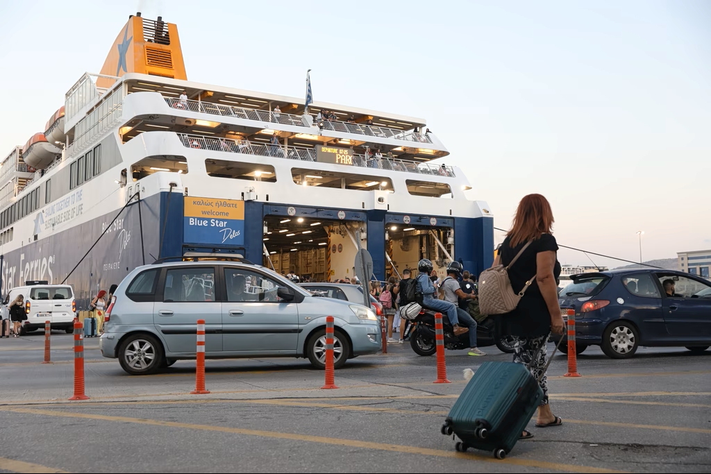 Ferry Schedules Modified as Strong Winds Ease Across Greece