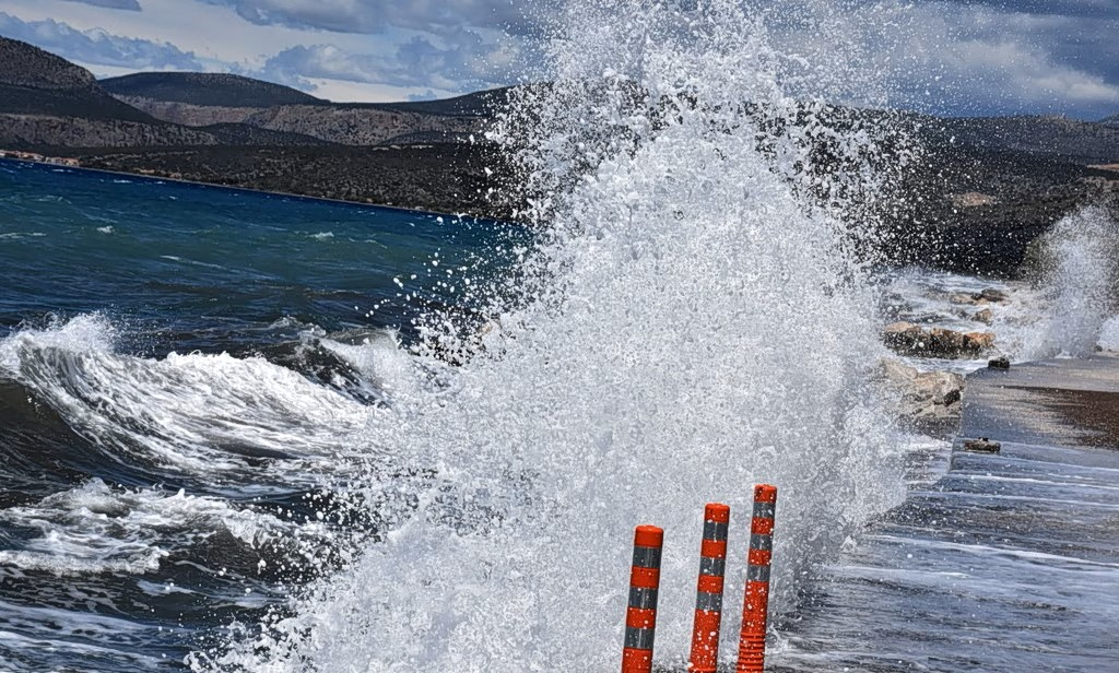 Strong Winds Disrupt Peak Aug. 15 Travel Exodus