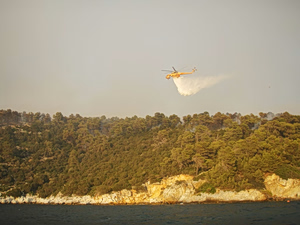 Skyros Wildfire Rages 2nd Day as Strong Winds Hamper Firefighting
