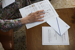 Greeks Abroad Must Sign Up Again to Vote in Elections
