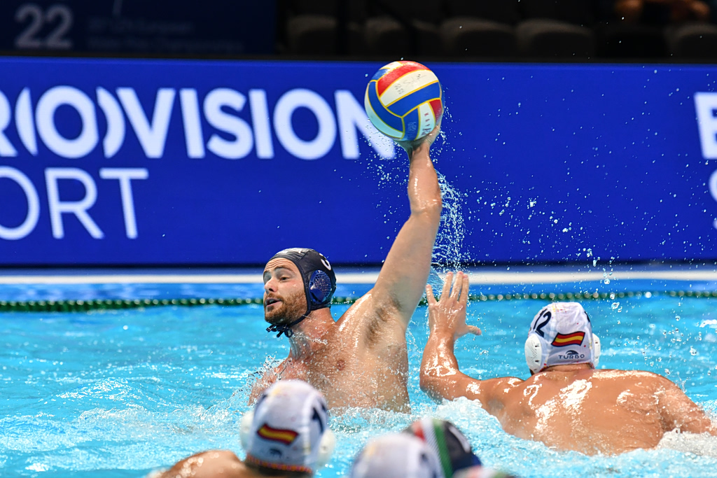 Mitsotakis Congratulates National Water Polo Swimmers