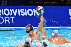Mitsotakis Congratulates National Water Polo Swimmers