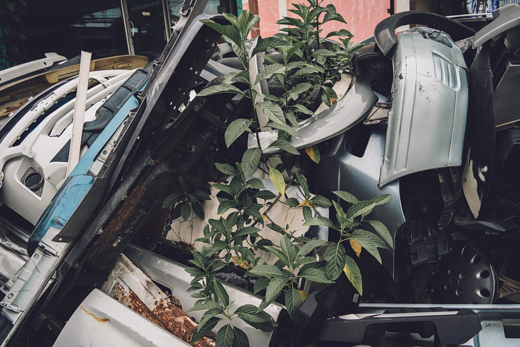 Balcony Collapses Onto Parked Car in Thessaloniki