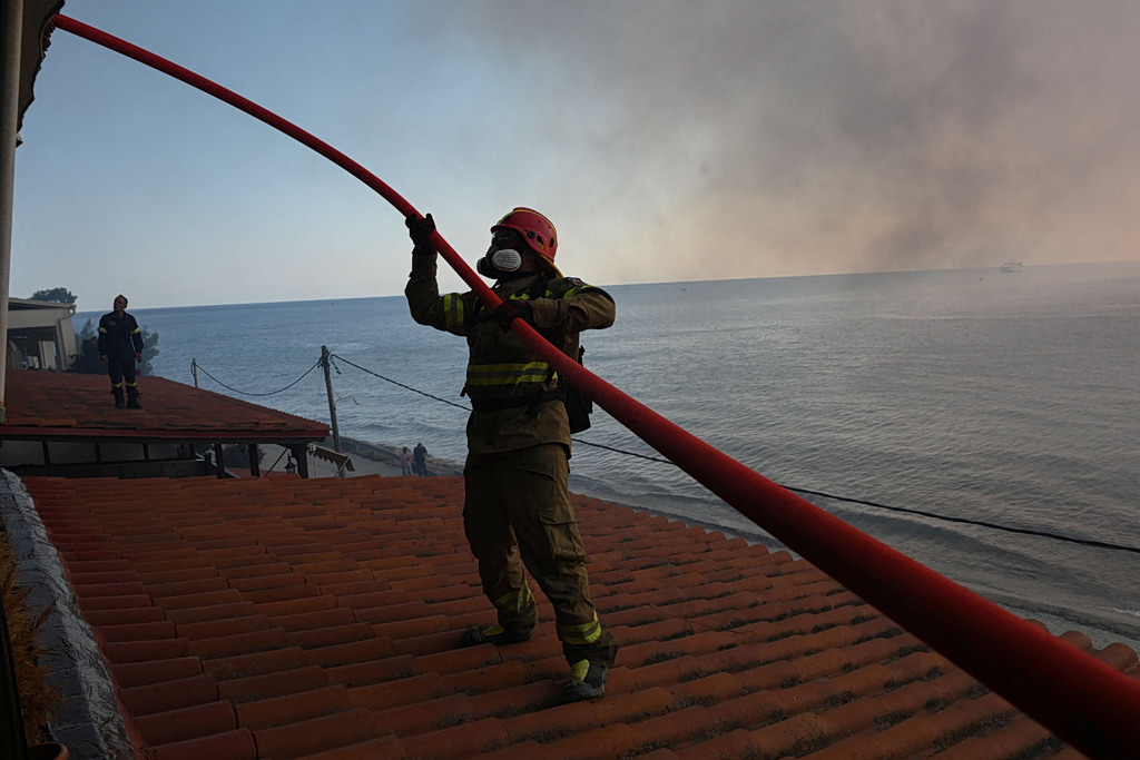 Four Arrested in Greece Over Fires Amid Extreme Risk