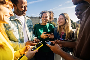 France Bans Phones in All Schools, Even for Macron’s Ministers