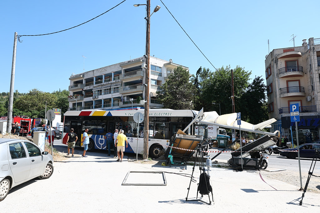 Thessaloniki: Electric Bus Crashes Into Bus Stop, Four Hurt