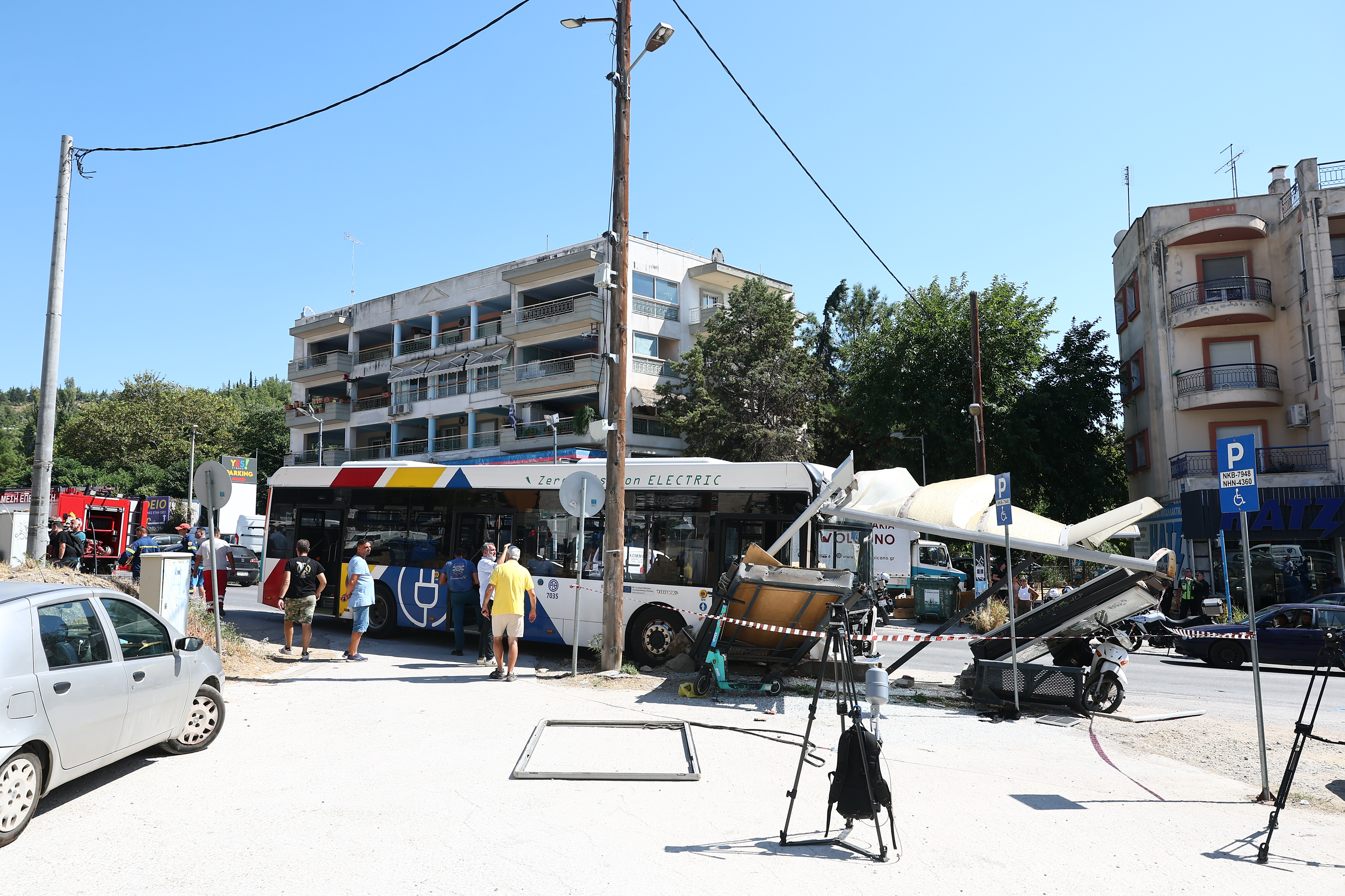 Thessaloniki: Electric Bus Crashes Into Bus Stop, Four Hurt