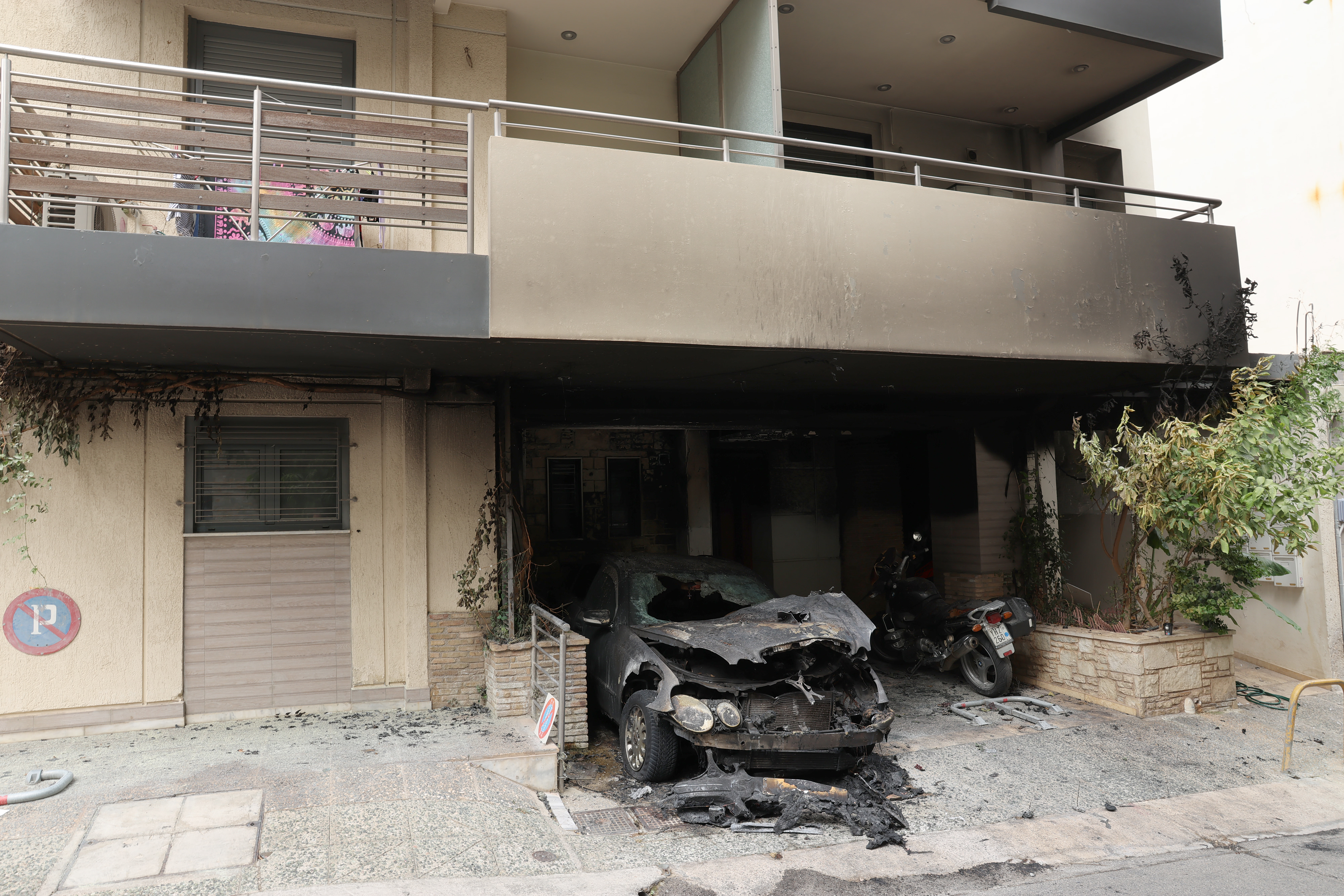 Two Arson Attacks Hit Building Lobbies in Zografou and Galatsi
