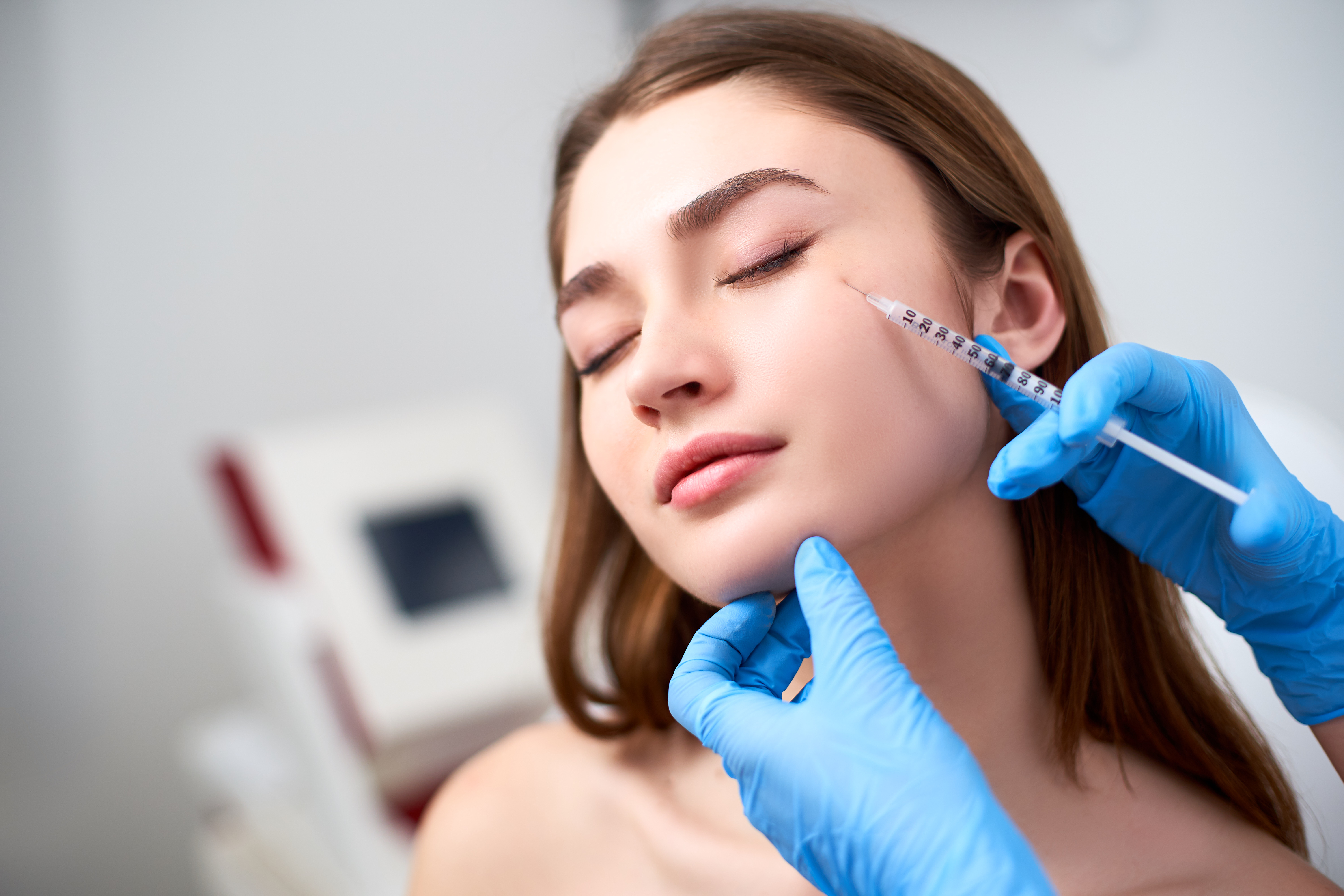 Athens’ Beauty Salons Marketed as Clinics Rarely Face Penalties