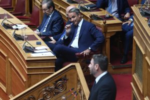 Mitsotakis, Androulakis Trade Blows Over Constitutional Reform