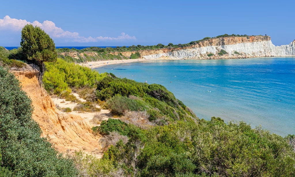 Search Continues for Missing Romanian Tourist on Zakynthos for 3rd Day