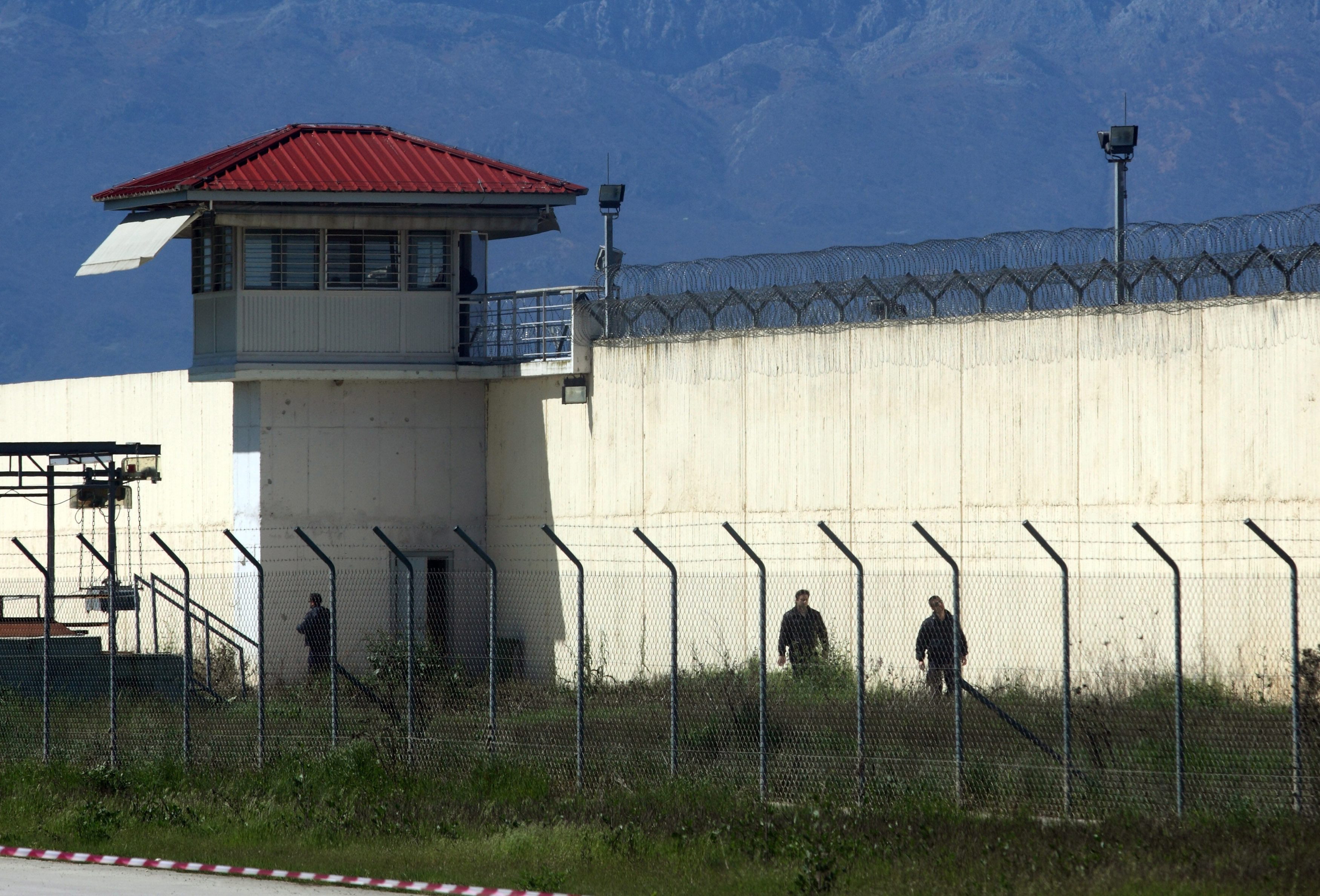 Irish Court Blocks Extradition to Greece Over Prison Conditions