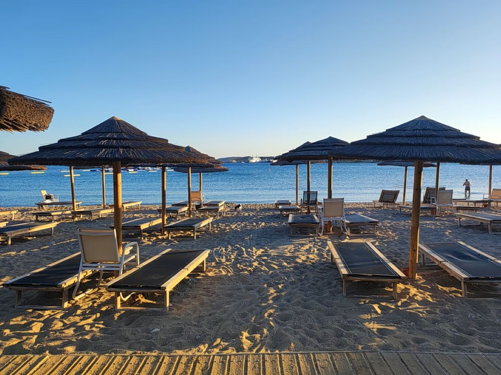Man, 82, Dies After Beach Brawl Over Sunbed in Vouliagmeni