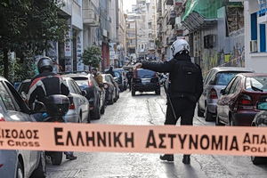 Man Arrested After Holding Partner Hostage in Piraeus Suburb