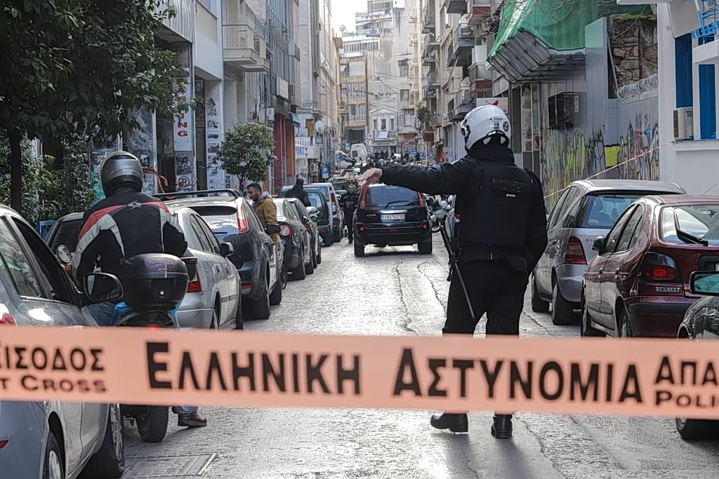 Man Arrested After Holding Partner Hostage in Piraeus Suburb