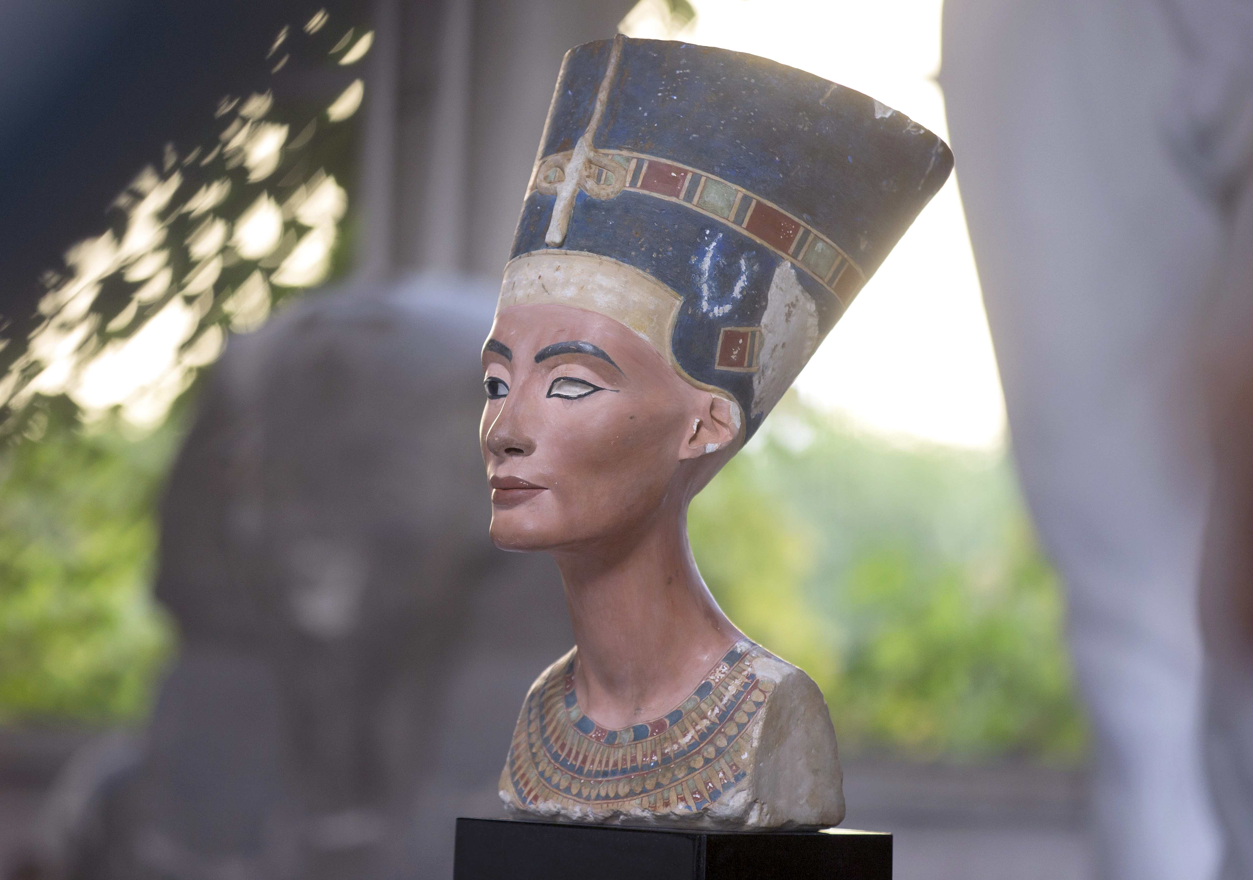 Queen Nefertiti hidden chambers