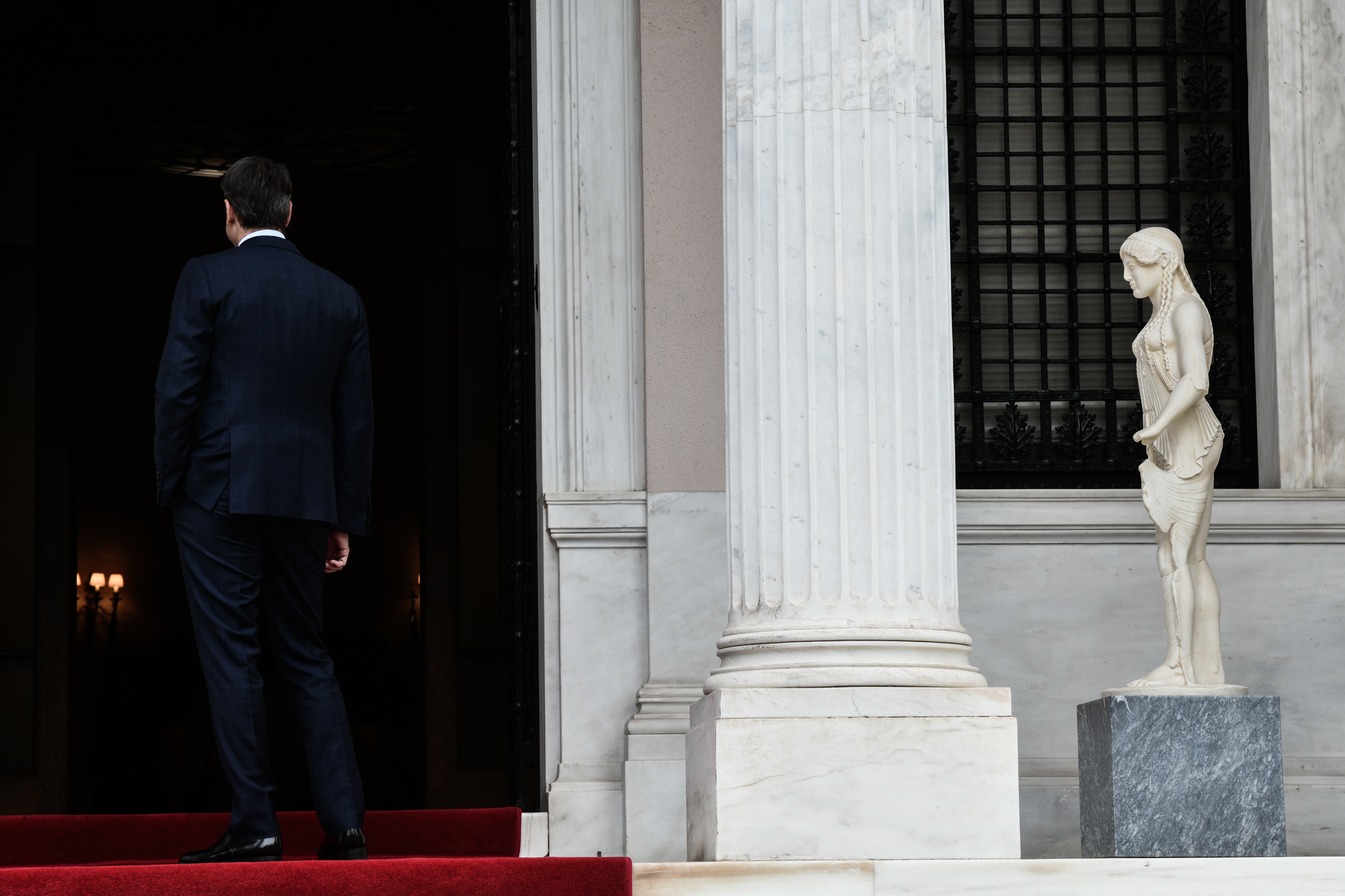 Mitsotakis Returns to Greece Amid Government Gaffes