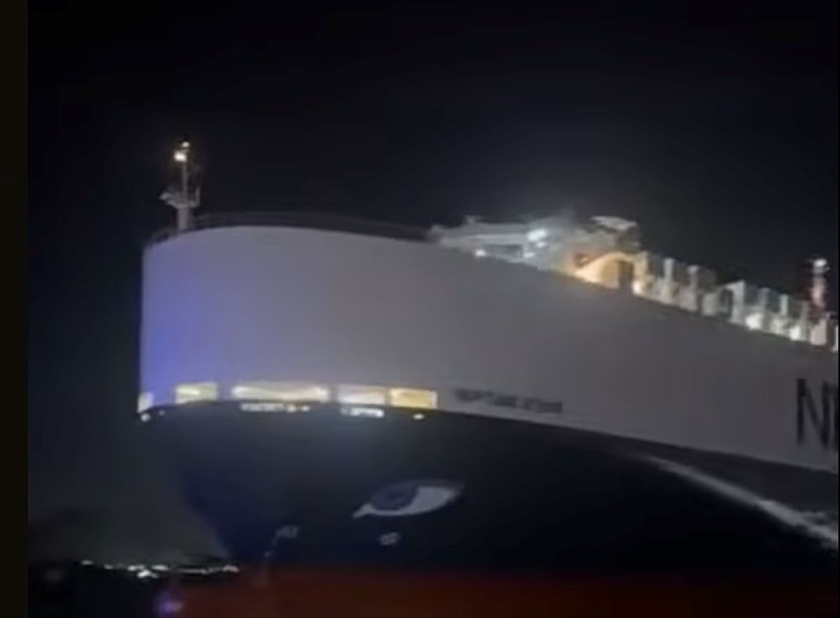 Car Carrier Neptune Ethos Runs Aground off Salamina