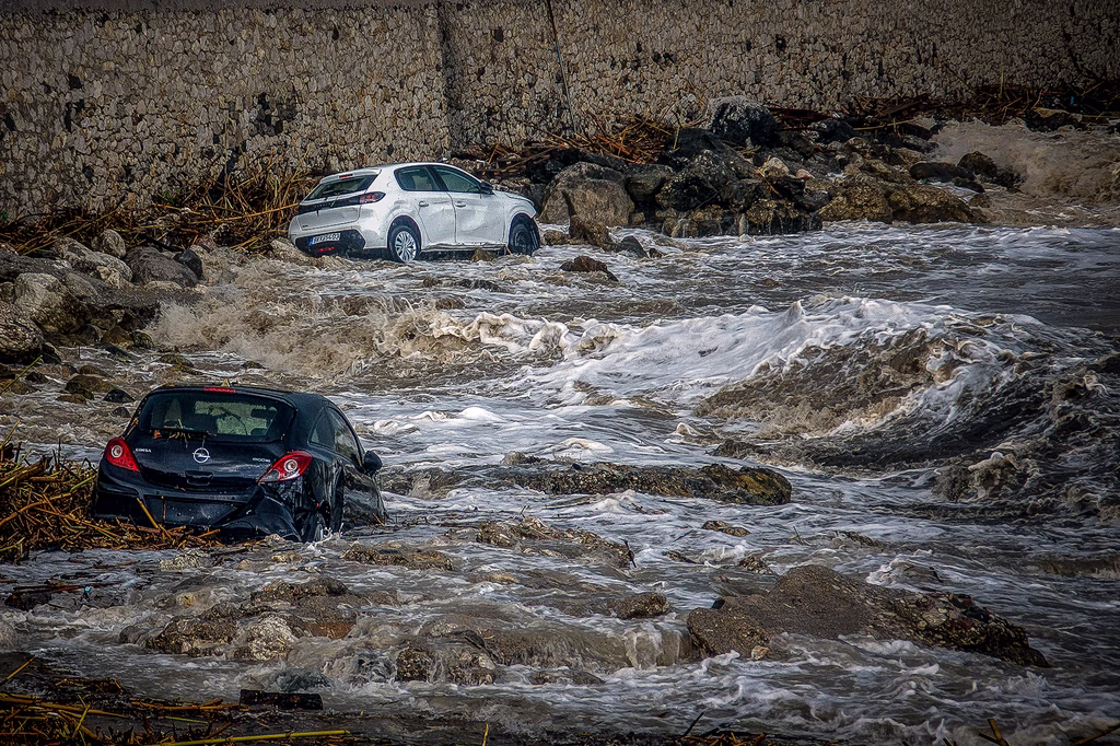 Nearly Half of Greeks Hit by Disasters Received No Warning