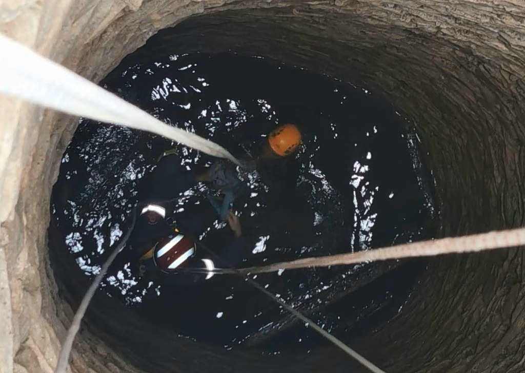 Firefighter Rescues 52-Year-Old Man from 15-Meter Well on Syros