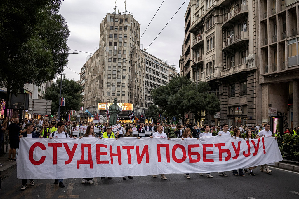Students seek to oust Serbia’s strongman in Sunday vote