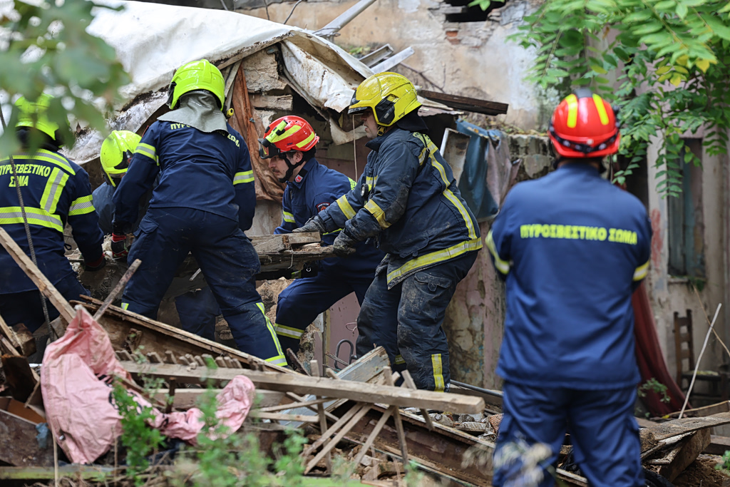 Roof Collapse in Athens Prompts Major Rescue Operation